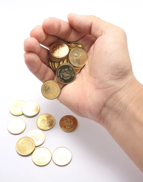 Eine Hand, die Münzen fallen lässt — Stockfoto