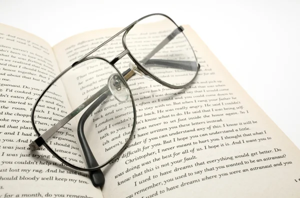 Buch und Brille geöffnet — Stockfoto