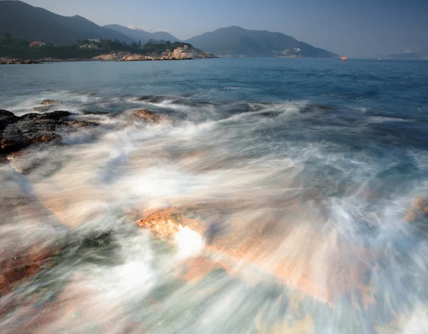 Schöne Wellen an der Küste — Stockfoto