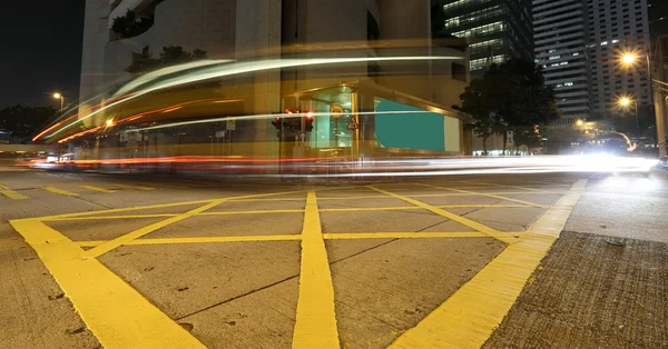 Rápido ônibus em movimento à noite — Fotografia de Stock