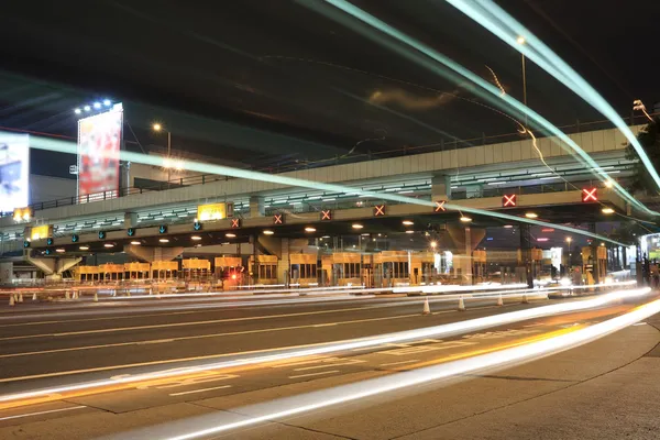Tolhuisjes met auto licht in hong kong — Stockfoto