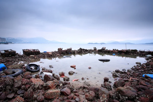 Desperdicios en la costa — Foto de Stock
