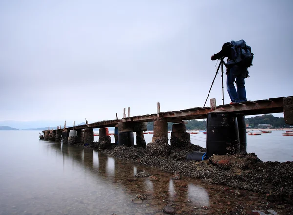 男と木製の桟橋 — ストック写真