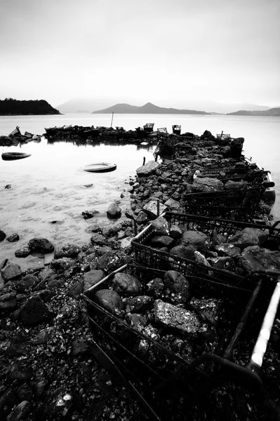 Verspilde materialen op de kust — Stockfoto