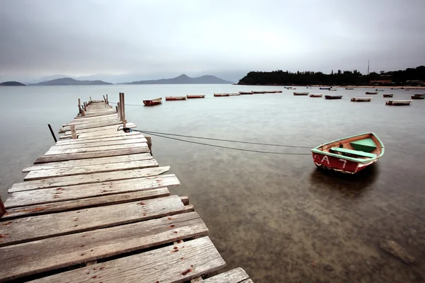 Деревянный пирс и лодки — стоковое фото