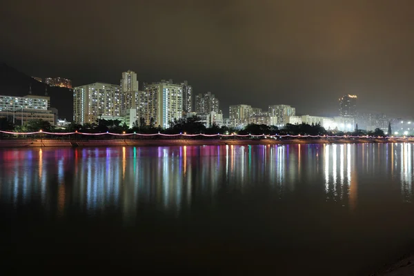 Hong kong öffentlicher Wohnungsbau und Fluss — Stockfoto