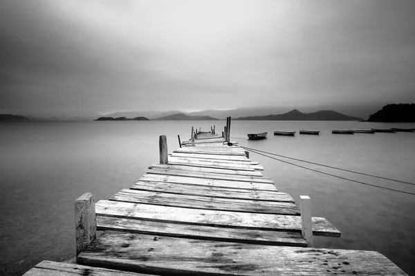 Looking over a pier and boats, black and white — Stock Photo, Image