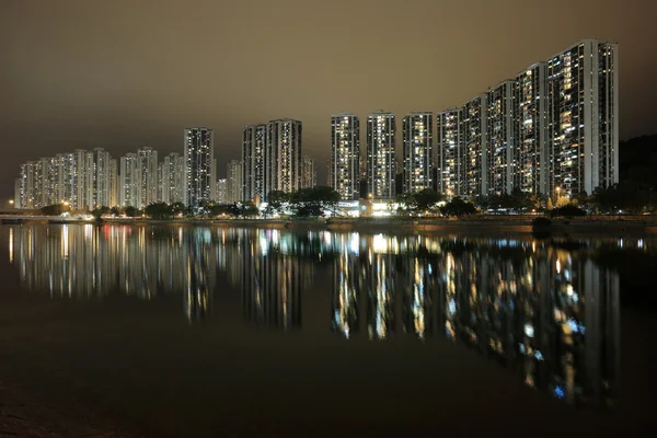 Hongkong bydlení a řeka — Stock fotografie