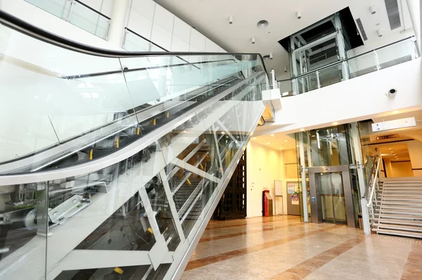 Eskalátor a výtah, schody — Stock fotografie
