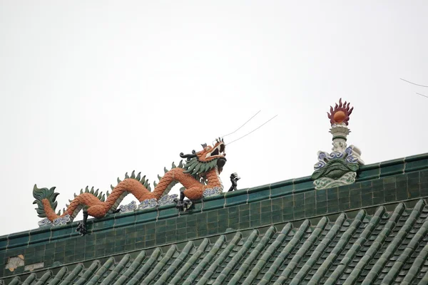 Дракон на даху китайського храму — стокове фото