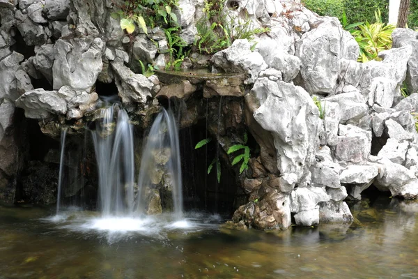 Pequena cachoeira — Fotografia de Stock