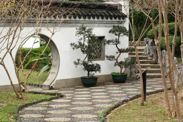 Stig i kinesisk trädgård — Stockfoto