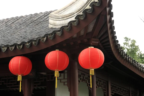 Tre lanterne sotto il tetto — Foto Stock