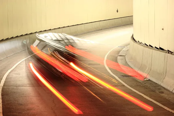Bilen går i tunnel — Stockfoto