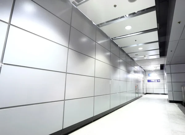 Moderner Korridor im Gebäude — Stockfoto