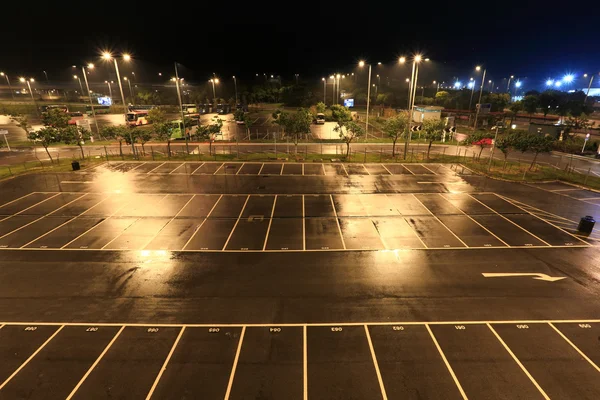 Parque de estacionamento em dia chuvoso — Fotografia de Stock