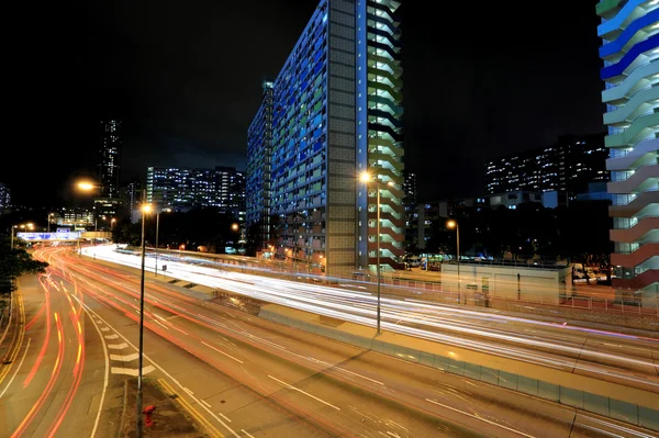 Traffic through downtown at night — Stock Photo, Image