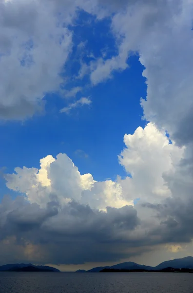 Ciel bleu avec de nombreux nuages, après la tempête — Photo