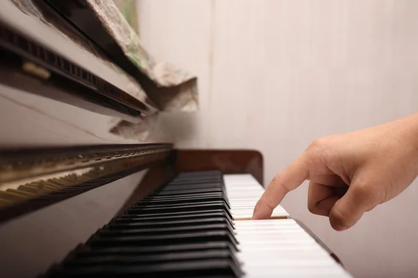 Tocar piano com um dedo — Fotografia de Stock