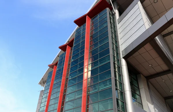 Modern gebouw met glazen wand — Stockfoto