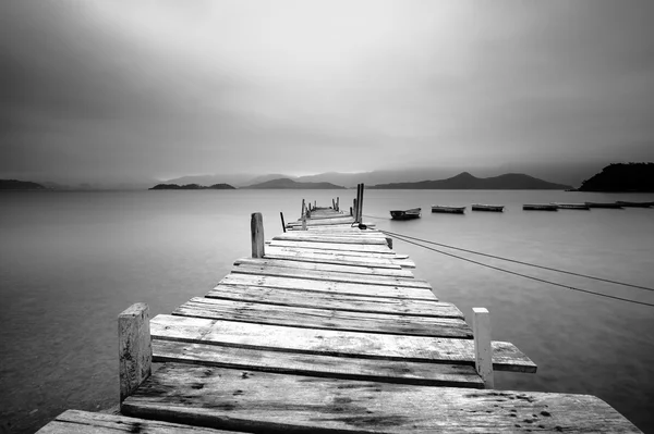 Дивлячись на пірс і човни, чорно-білий Ліцензійні Стокові Фото