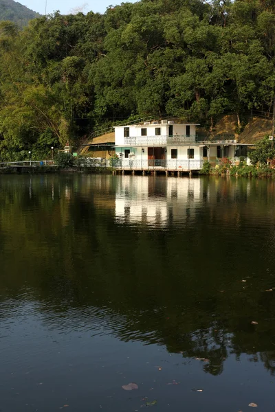 湖のほとりの家 — ストック写真