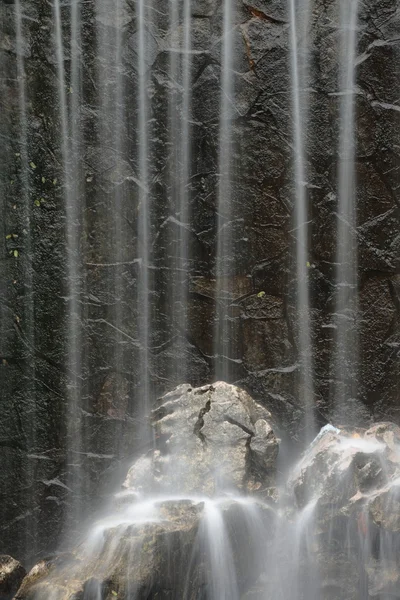 Künstlicher Wasserfallhintergrund — Stockfoto