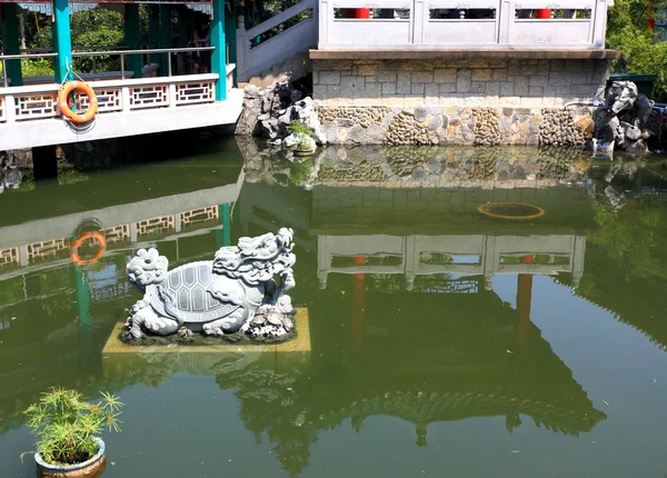 中国の庭のプールの獅子像 — ストック写真