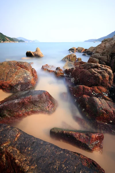 Costa com rocha — Fotografia de Stock