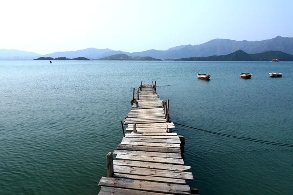 Kijkt uit over een pier en een boot — Stockfoto