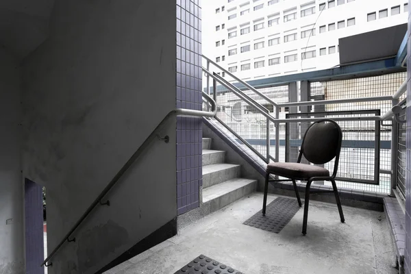 階段を置く古い椅子 — ストック写真