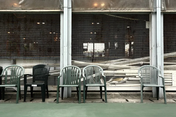 Algumas cadeiras velhas na quadra do esporte — Fotografia de Stock