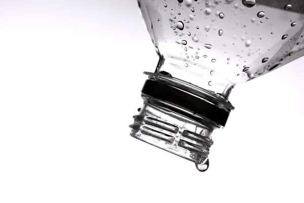 プラスチック製のボトルと水ドロップ — ストック写真