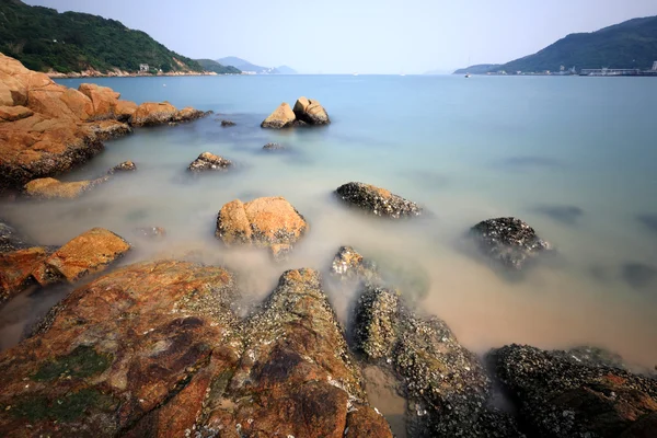 Küste mit Felsen, sehr lange Belichtung — Stockfoto