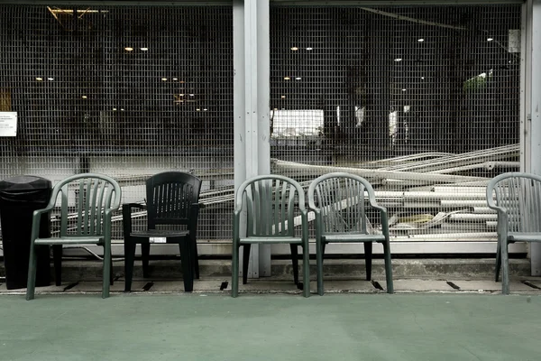Oude stoelen in de sport Hof — Stockfoto