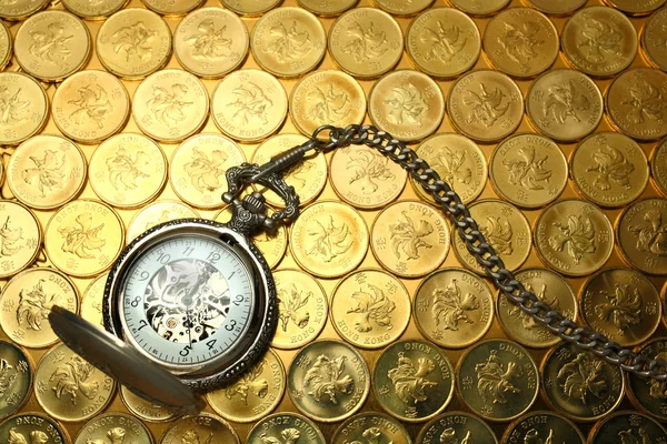 Кишеньковий годинник на фоні грошей — стокове фото