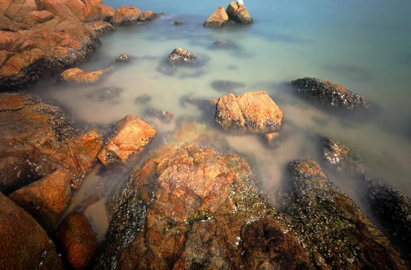 Rock in kustlijn — Stockfoto