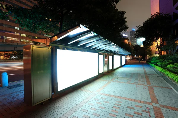 Cartellone bianco alla fermata dell'autobus di notte — Foto Stock