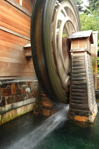 Roda d 'água de madeira está girando — Fotografia de Stock