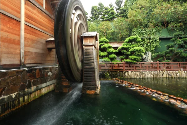 Деревянное водяное колесо — стоковое фото