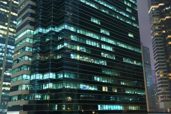 Офисное здание ночью — стоковое фото