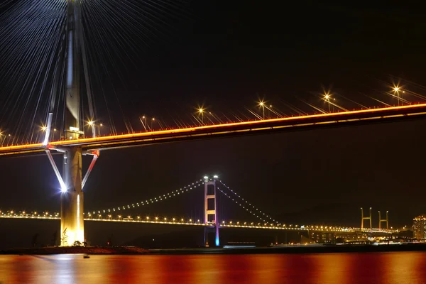在晚上在香港的桥梁 — 图库照片