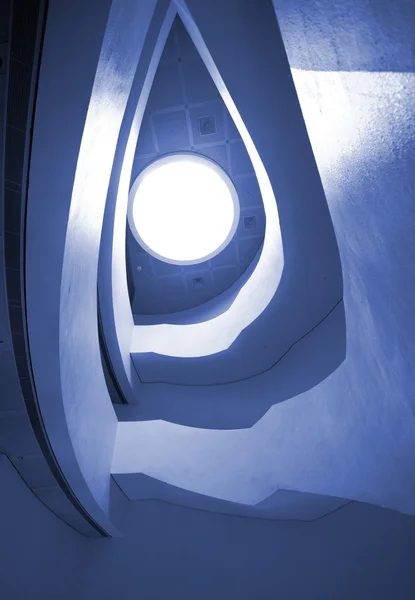 Спиральная лестница в художественном музее — стоковое фото