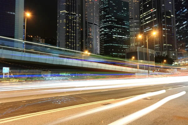 Trafik i affärsdistrikt på natten — Stockfoto
