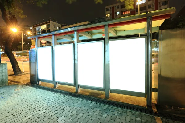 Werbetafel an Bushaltestelle in der Nacht — Stockfoto