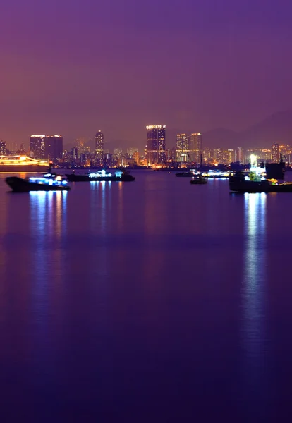 Het schip in de haven op nacht met reflectie — Stockfoto