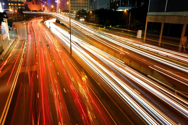 Rozostří noční město dopravních proudů — Stock fotografie