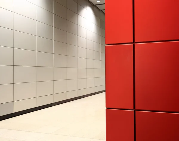 Современный коридор и красная металлическая стена — стоковое фото
