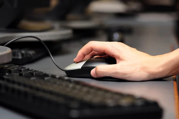 Computer mouse use by hand at school — Stock Photo, Image