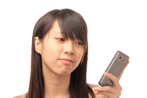 Kinesisk jente som tekster på telefon – stockfoto